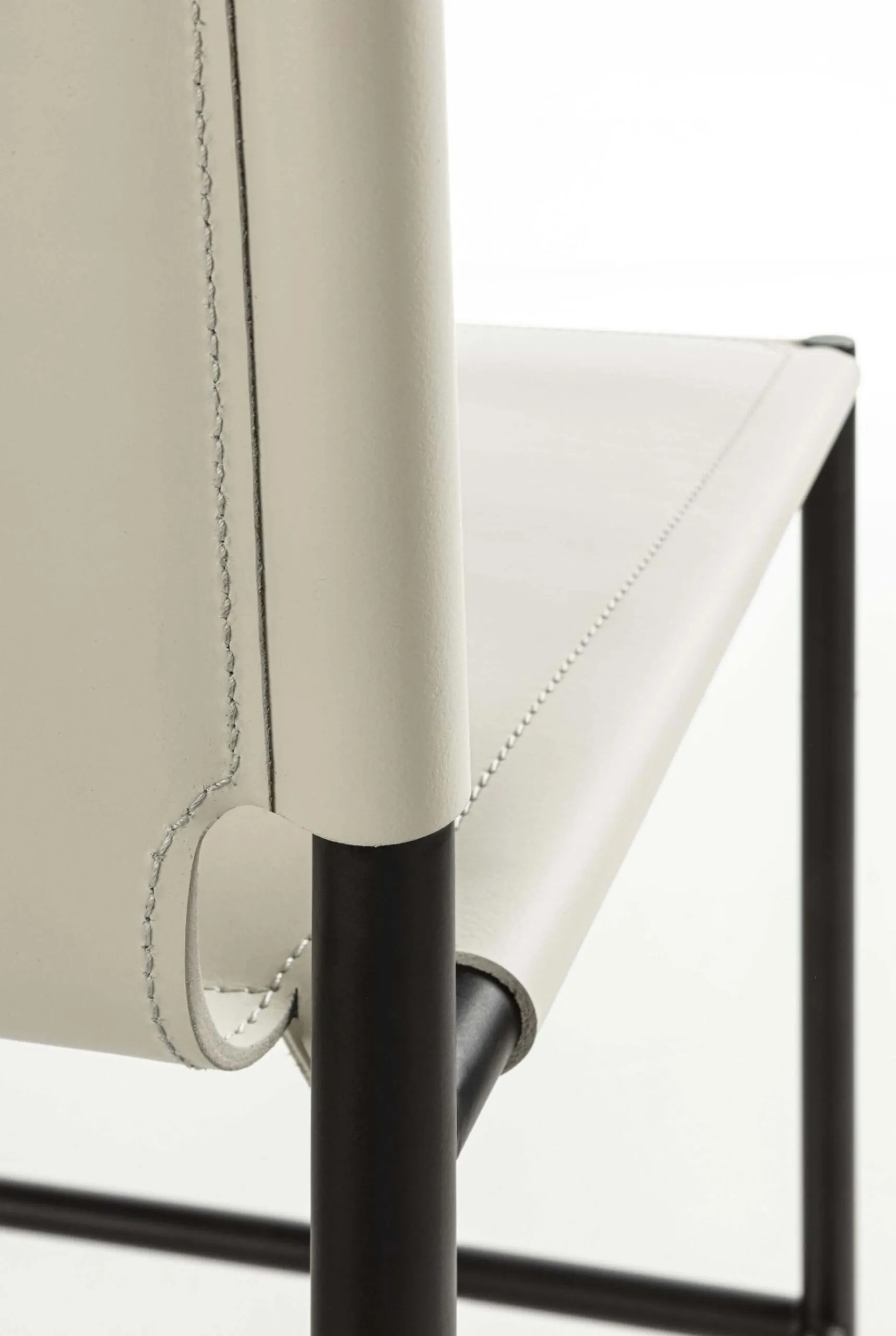 Lomacasa_Pellizzoni_Elena-Sgabello_Galleria-1